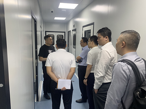 參觀企業(yè)生物實(shí)驗(yàn)室